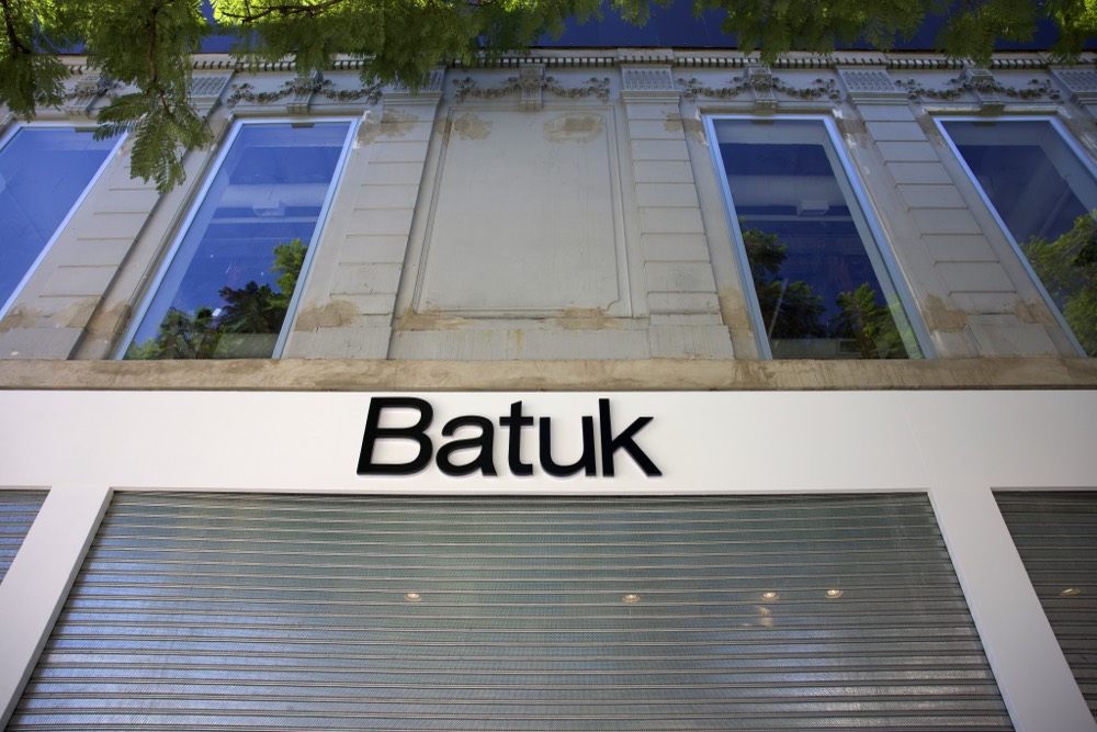 Cartel de Batuk sobre fachada de edificio
