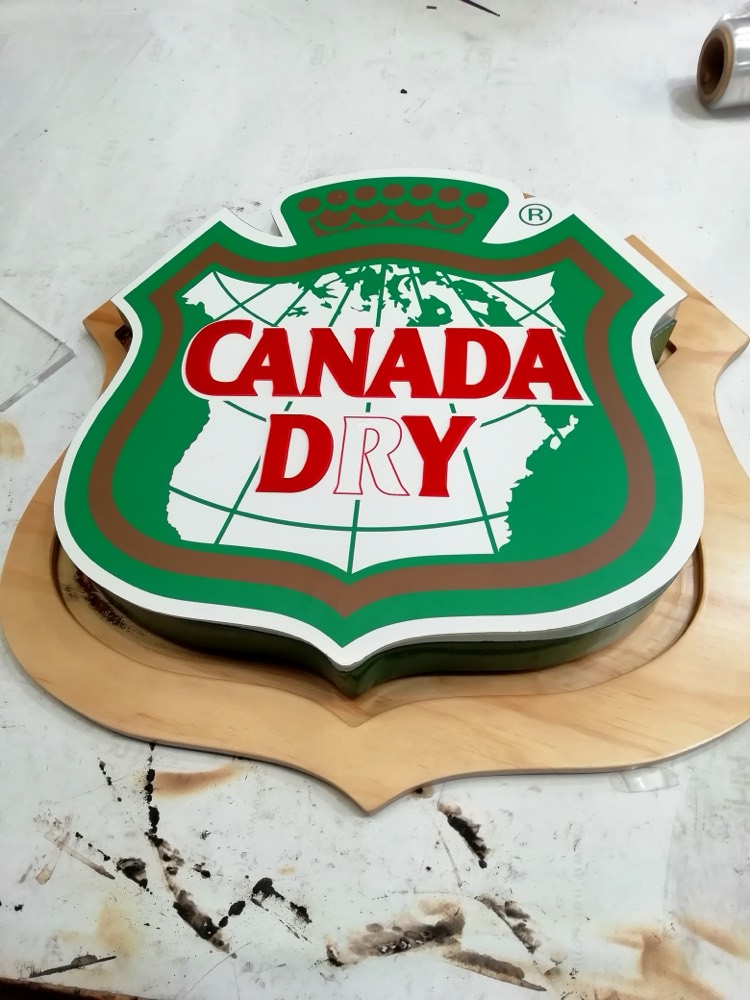 Logotipo corpóreo de Canada Dry fabricado en taller
