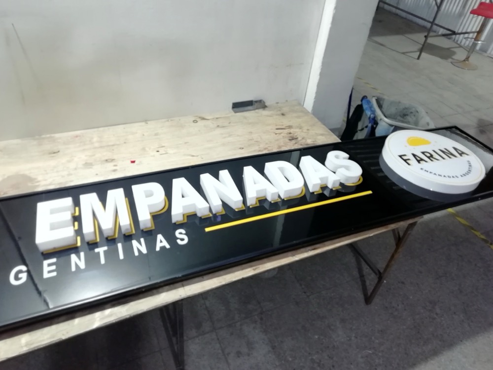 Letras corpóreas y logo circular para Empanadas Argentinas