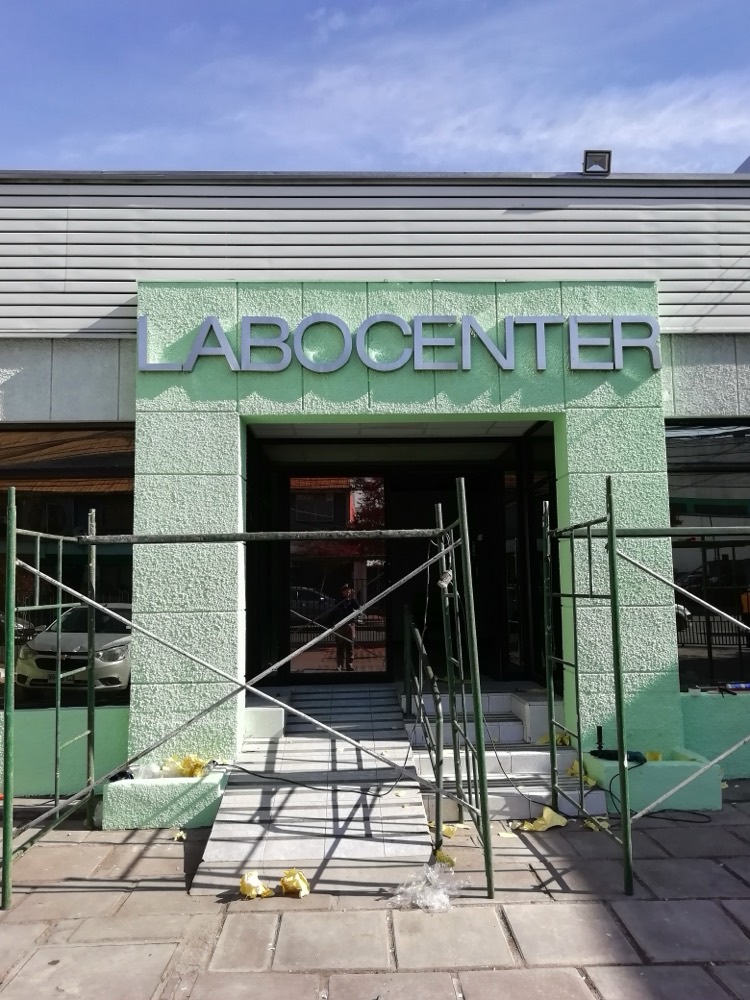 Frente de Labocenter con letras corpóreas