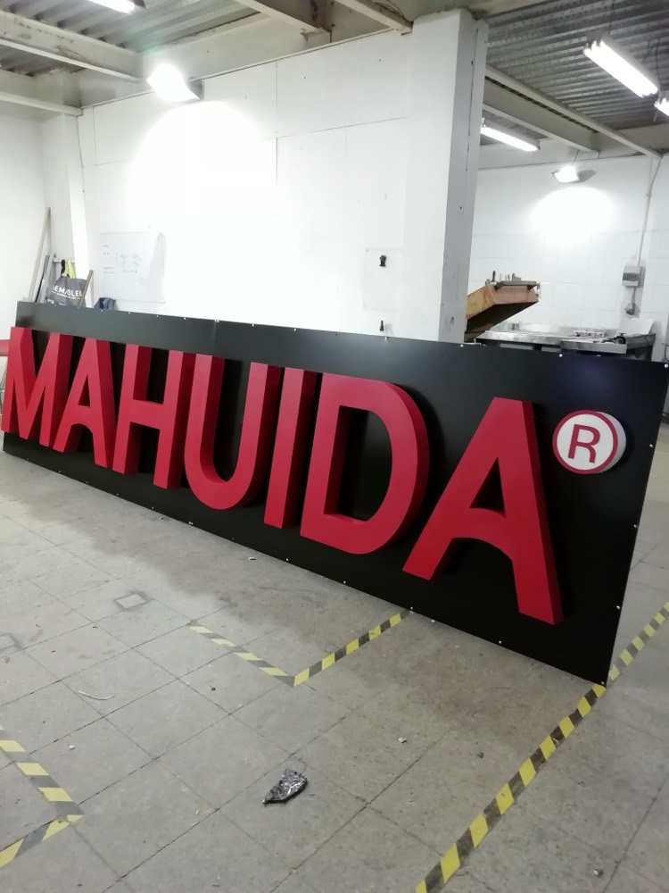 Cartel luminoso Mahuida en rojo