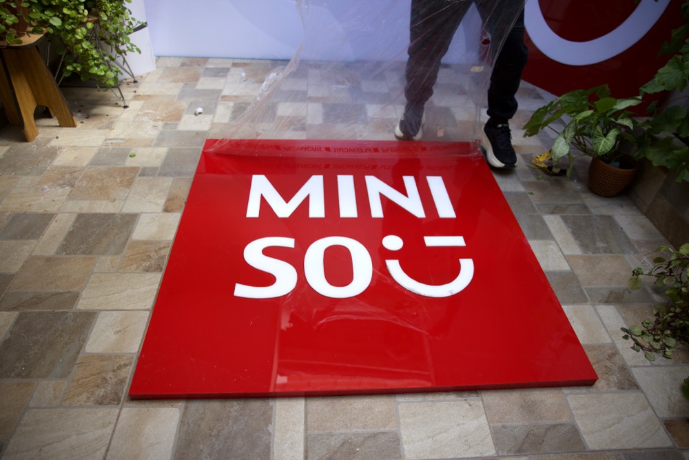 Isologo corpóreo de Miniso en rojo