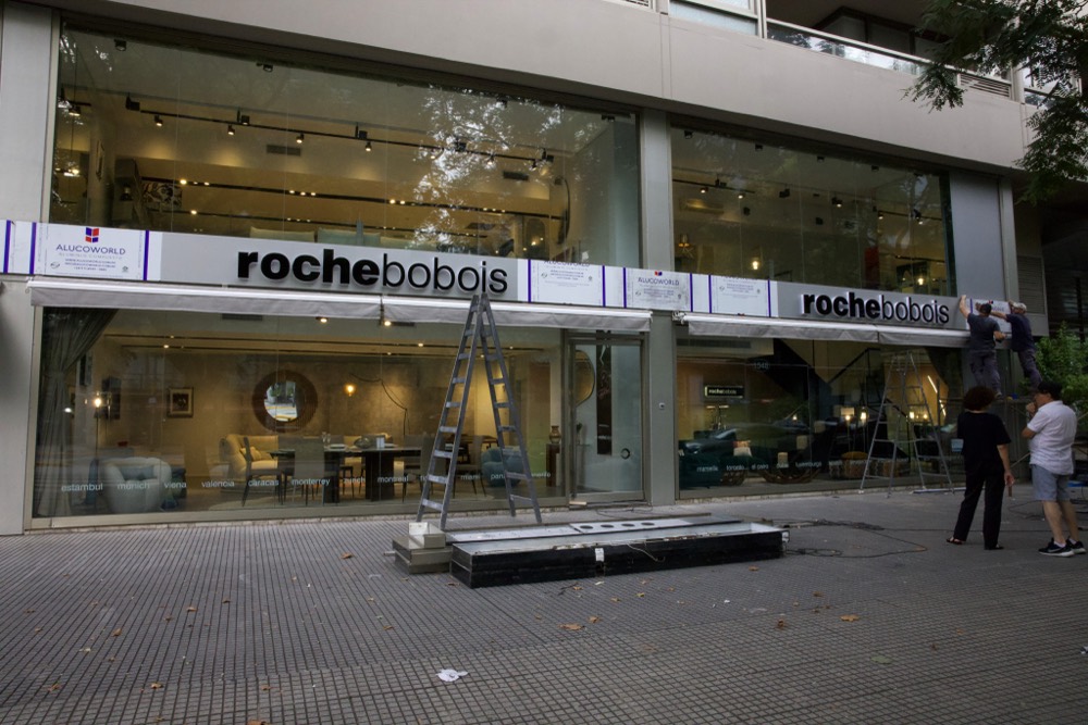 Frente de Roche Bobois con letras corpóreas colocadas por HL Publicidad