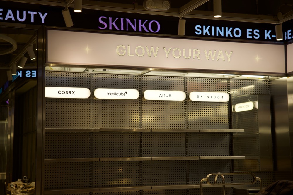 Local de Skinko con cartelería interior iluminada